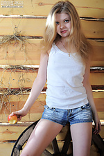 Gorgeous nude teenie