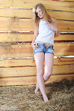 Gorgeous nude teenie Gorgeous nude teenie