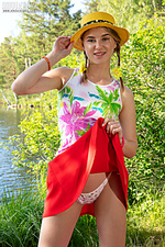 Sweet teen seductress