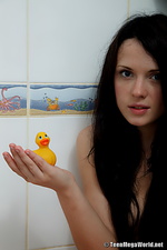 Gorgeous teen posing and masturbating in the shower