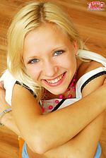 Masturbating teenie