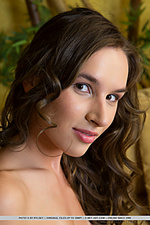 Free teen sex thumbs my young pussy