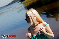 Blonde model shows her beautiful body in glamour porn pics