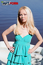 Blonde model shows her beautiful body in glamour porn pics